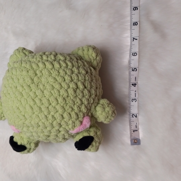 🆕 Handmade Crochet Lime Coloured Frog Holding a Knife - Picture 3 of 6